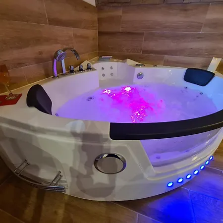 Refuge Insolite Avec Balneo Privative En Foret