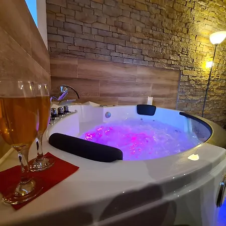 Refuge Insolite Avec Balneo Privative En Foret